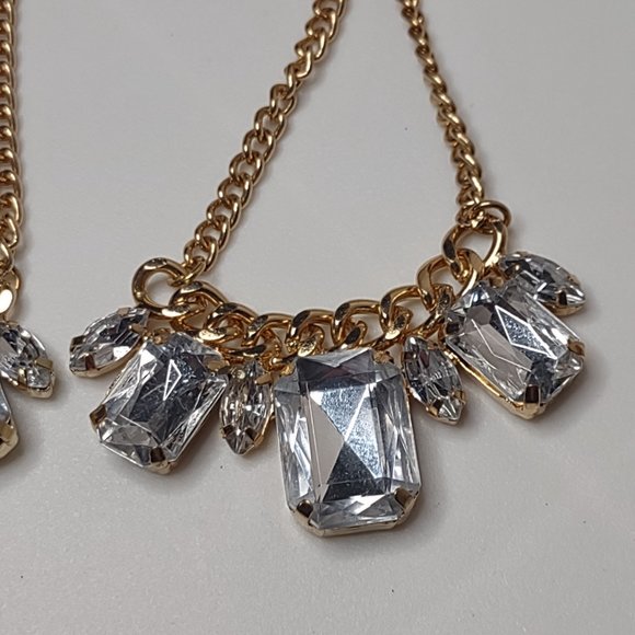 Very Pretty Gold Tone Metal And Clear Plastic Earrings - Picture 6 of 16